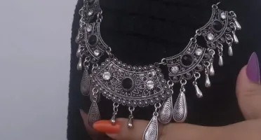 Balaclava Cléo preta em crochê com adorno