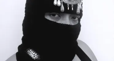 Balaclava Cléo preta em crochê com adorno