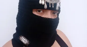 Balaclava Cléo preta em crochê com adorno