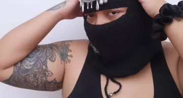 Balaclava Cléo preta em crochê com adorno