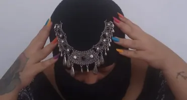 Balaclava Cléo preta em crochê com adorno