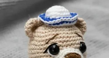 Mordedor Urso marinheiro em amigurumi