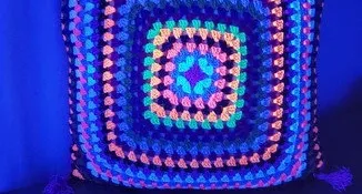 Capa de Almofada Neon em Crochê Brilha no Escuro (gg)