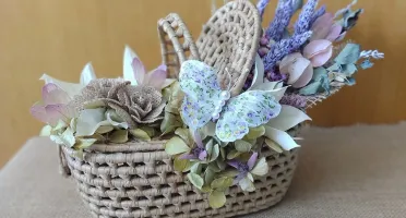 Mini Cesta picnic decorada com buque de lavanda