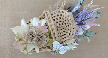Mini Cesta picnic decorada com buque de lavanda