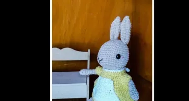 mamãe coelha popsom amigurumi
