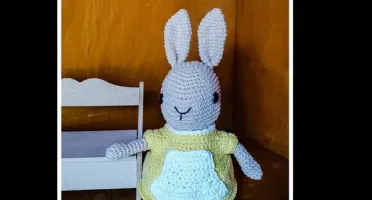 mamãe coelha popsom amigurumi
