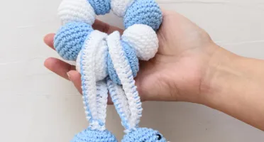 Chocalho Amigurumi com Bolinhas Azuis, Baleia e Água-viva