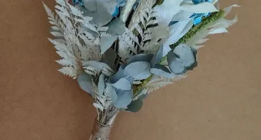 Buque com flores desidratadas em tons de azul