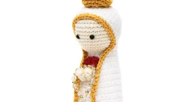 Nossa Senhora de Fátima em amigurumi