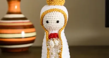 Nossa Senhora de Fátima em amigurumi