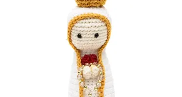 Nossa Senhora de Fátima em amigurumi