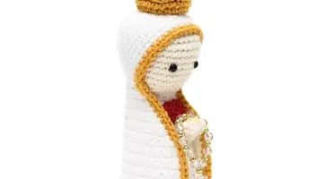 Nossa Senhora de Fátima em amigurumi