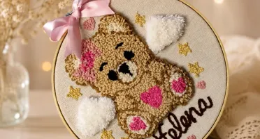 Porta-Matrnidade personalizado em Ponto Russo (Punch needle)
