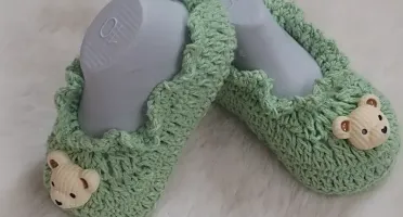 Sapatinho Verde de Crochê com Aplique