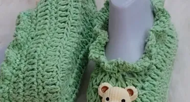 Sapatinho Verde de Crochê com Aplique