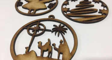 Bolas Natalinas Sortidas em MDF - Kits de 5 ou 10