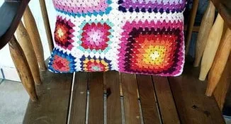 Capa de Almofada Dupla Face Multicolorida em Crochê