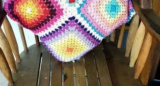 Capa de Almofada Dupla Face Multicolorida em Crochê
