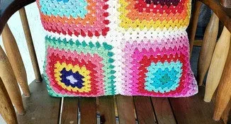Capa de Almofada Dupla Face Multicolorida em Crochê