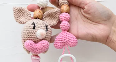 Prendedor Chupeta Coelhinho Amigurumi Artesanal Bebê Prático