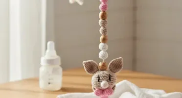 Prendedor Chupeta Coelhinho Amigurumi Artesanal Bebê Prático