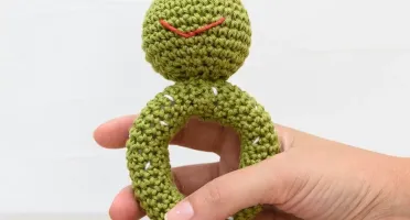 Chocalho Sapinho Amigurumi
