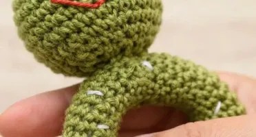 Chocalho Sapinho Amigurumi