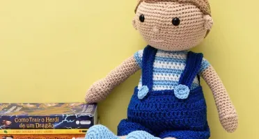 Boneco Alex em amigurumi