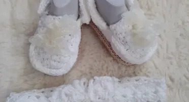 Kit Mocassim e Faixa Branca de Crochê para Bebê