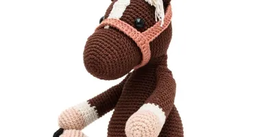 Cavalo tordilho marrom em amigurumi
