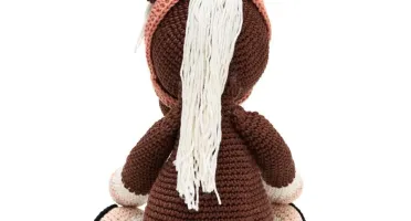 Cavalo tordilho marrom em amigurumi