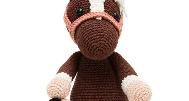 Cavalo tordilho marrom em amigurumi