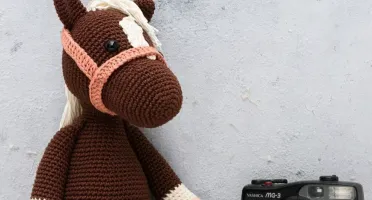 Cavalo tordilho marrom em amigurumi
