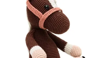 Cavalo tordilho marrom em amigurumi