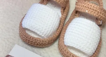 Sandalinha Moleca de Crochê Marrom e Branco