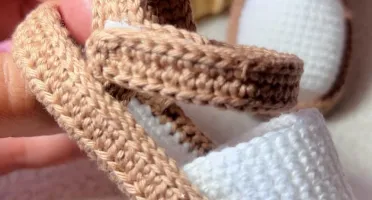 Sandalinha Moleca de Crochê Marrom e Branco
