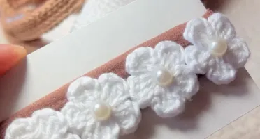 Sandalinha Moleca de Crochê Marrom e Branco