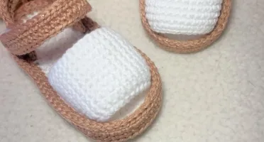 Sandalinha Moleca de Crochê Marrom e Branco