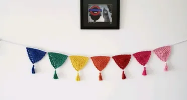 Varal de Bandeirinhas Arco-íris em Crochê