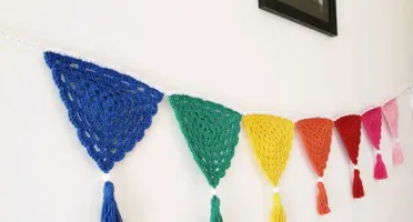 Varal de Bandeirinhas Arco-íris em Crochê