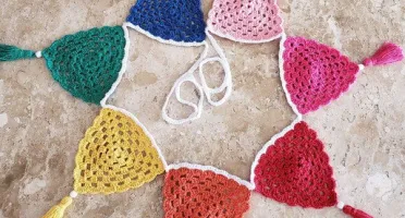 Varal de Bandeirinhas Arco-íris em Crochê