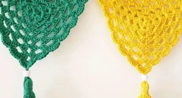 Varal de Bandeirinhas Arco-íris em Crochê