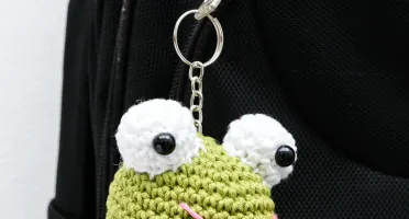 Chaveiro Cabeça de Sapo em Amigurumi