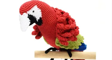 Arara vermelha e verde em amigurumi