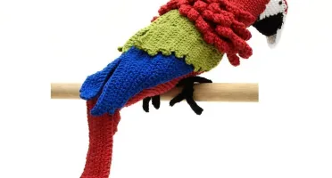 Arara vermelha e verde em amigurumi