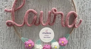 Guirlanda Laço e Florzinhas Personalizados tricotin com EVA