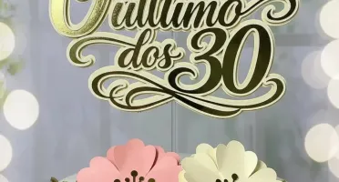 Topo de Bolo O Último dos 30 com Quatro Flores