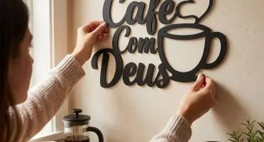 Placa Café com Deus em MDF Preto