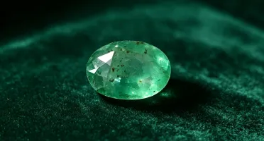 Esmeralda pedra preciosa natural oval.